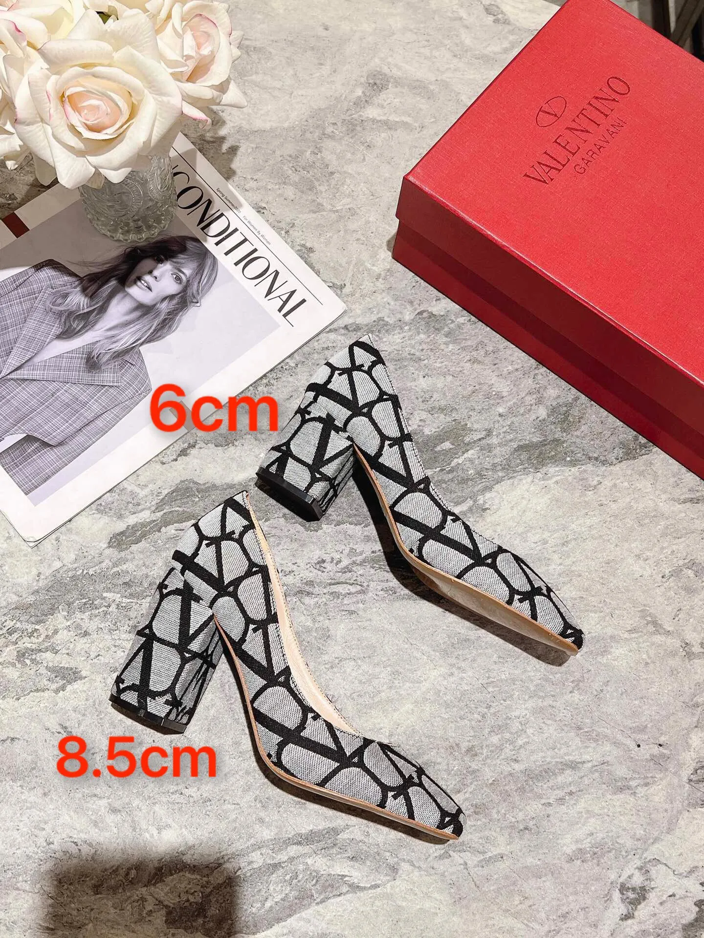 👟👟Ex-factory price 440👟👟 Genuine leather sole +40 Top version 𝑉𝐴𝐿𝐸𝑁𝑇𝐼𝑁𝑂 Valentino new spring and summer women's 5⃣️ color spring shoes. The unique [V logo fabric print pattern] brings out a full sense of high-end, and the new season will live up to expectations! Worth buying★Absolutely high-grade❥Original method, Absolutely sensual❥Elegant style, creating a different feeling, simple and elegant style!  Code number: 35-41 (34-42 customized) Fabric: Fabric printed cloth Lining: Sheepskin lining Heel height: 6cm～8.5cm2⃣️ options Leather outsole Rubber outsole